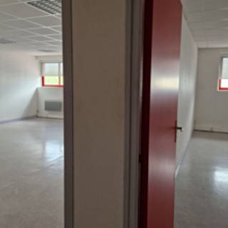 Bureau privé 20 m² 4 postes Coworking Rue Maurice Prevoteau Reims 51100 - photo 1